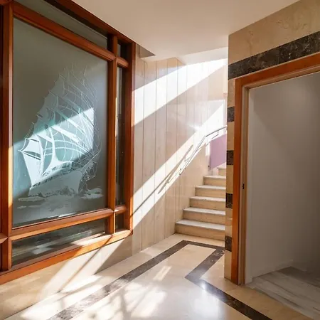 Piso Con Piscina En El Centro De Apartamento