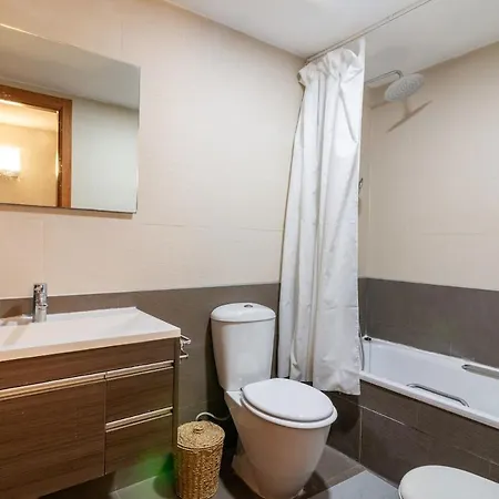 Piso Con Piscina En El Centro De Apartamento